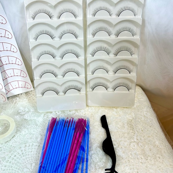 New in the Box Practice Eyelash and Makeup Silicone Head and Kit - Picture 6 of 11